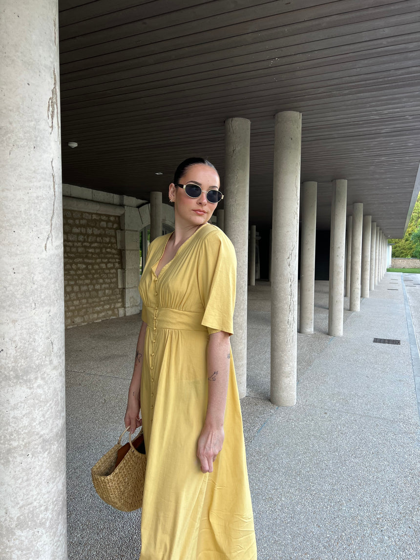 Robe longue jaune ocre