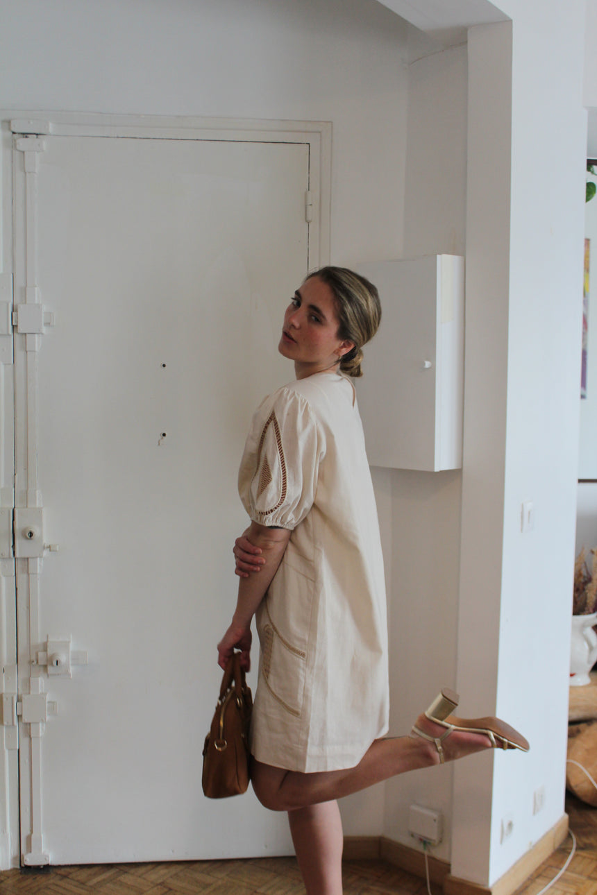 Robe brodée écru