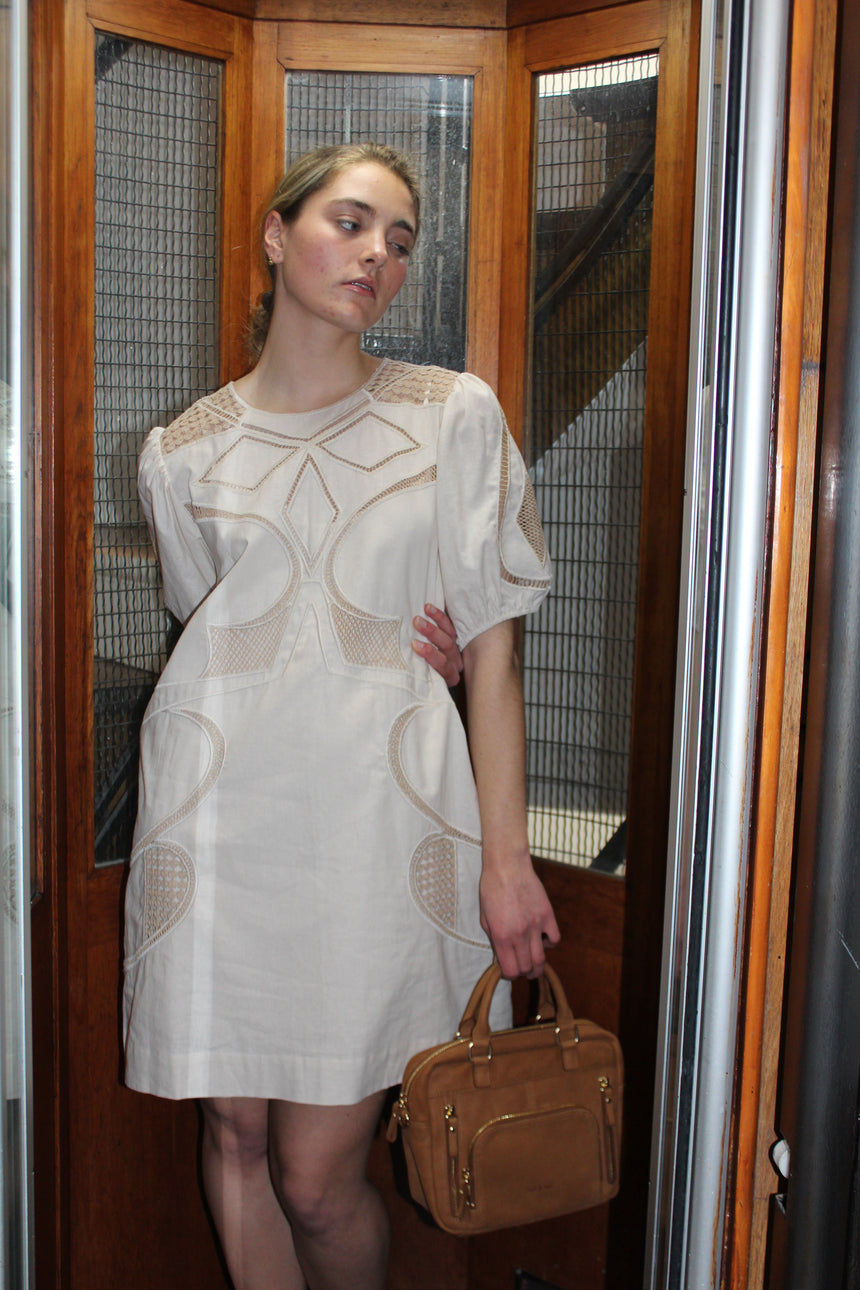 Robe brodée écru