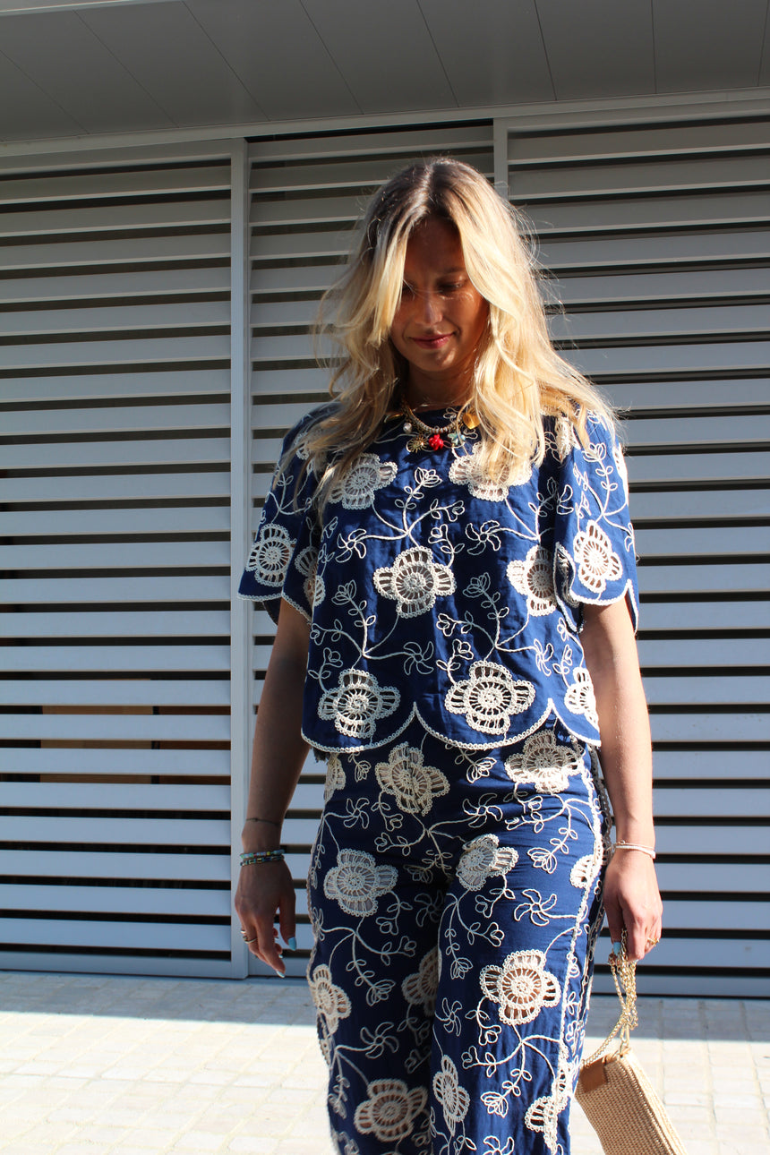 Top brodé bleu marine