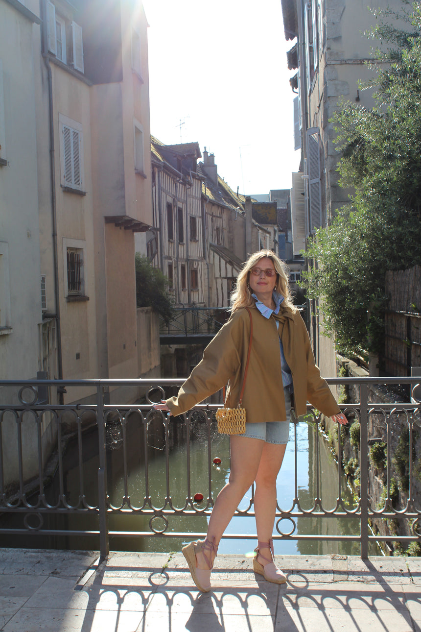 veste ample nouée au cou