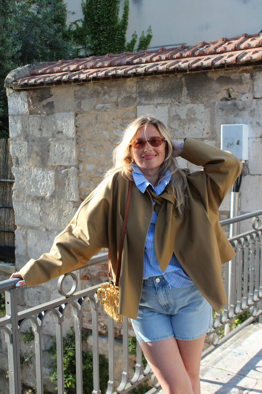veste ample nouée au cou