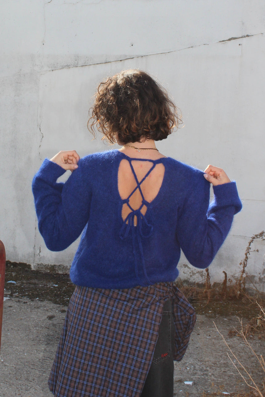 Pull bleu dos lacé